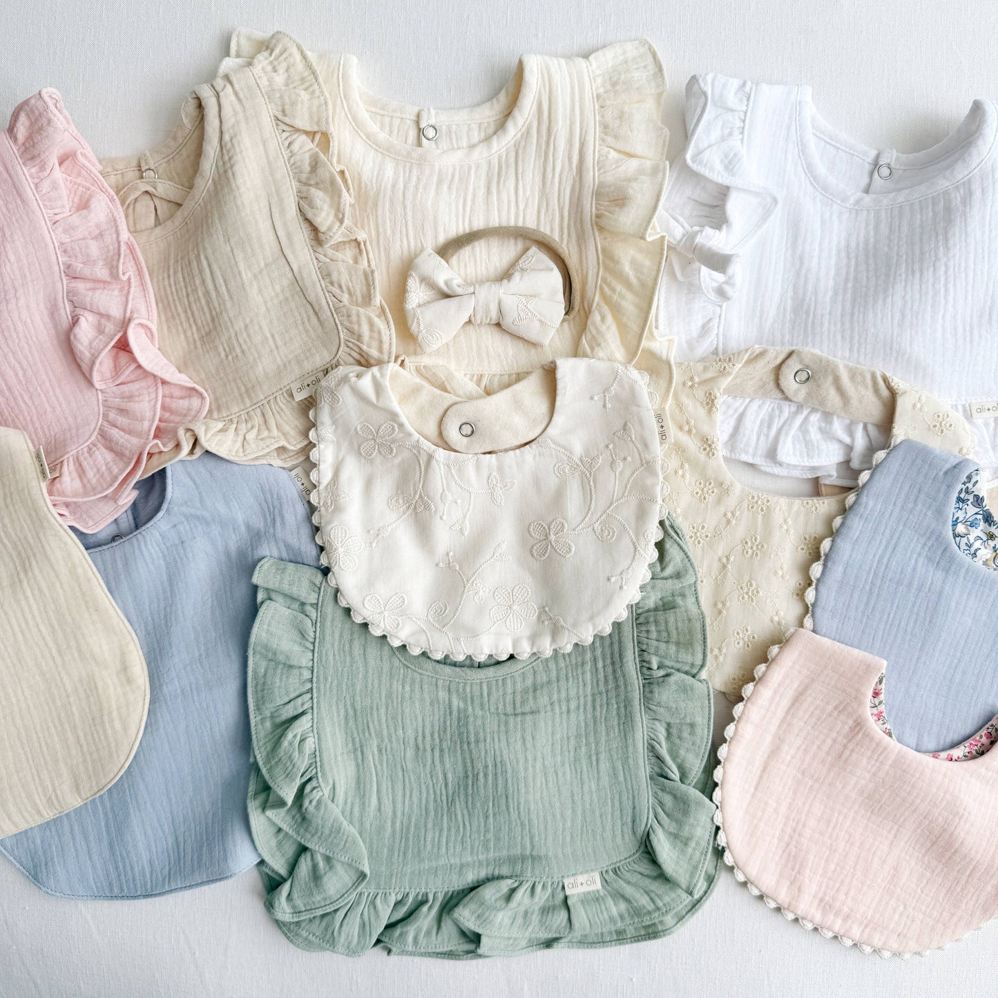 ali+oli | Cotton Baby Bib – Double-Sided (Eyelet Flowers)