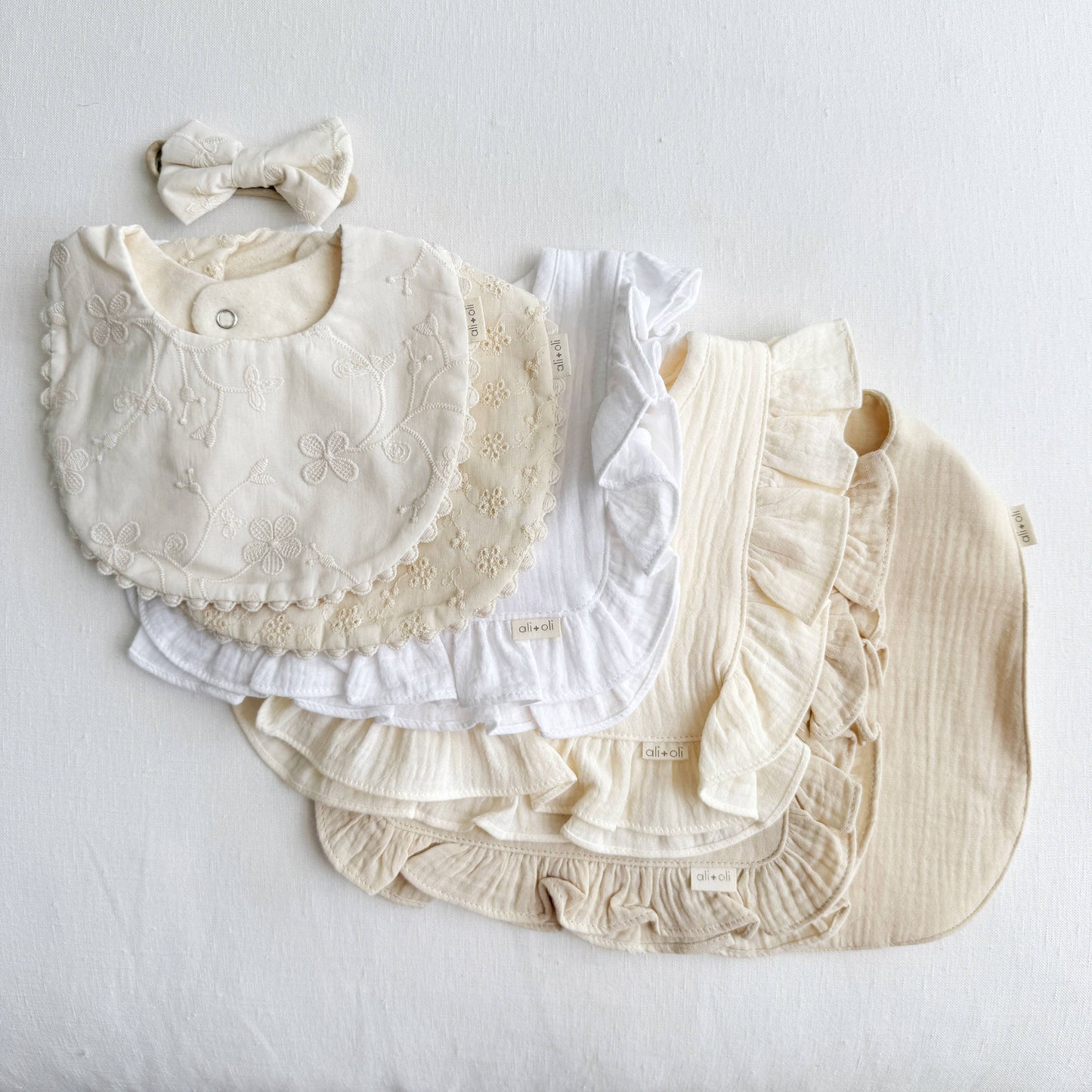 ali+oli | Muslin Cotton Ruffle Baby Bib – Ivory