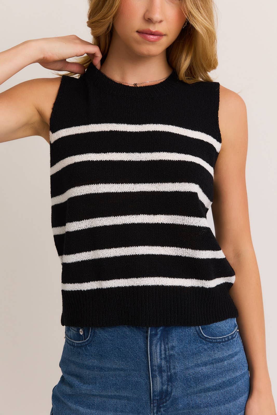 LE LIS Round Neck Sleeveless Sweater Top