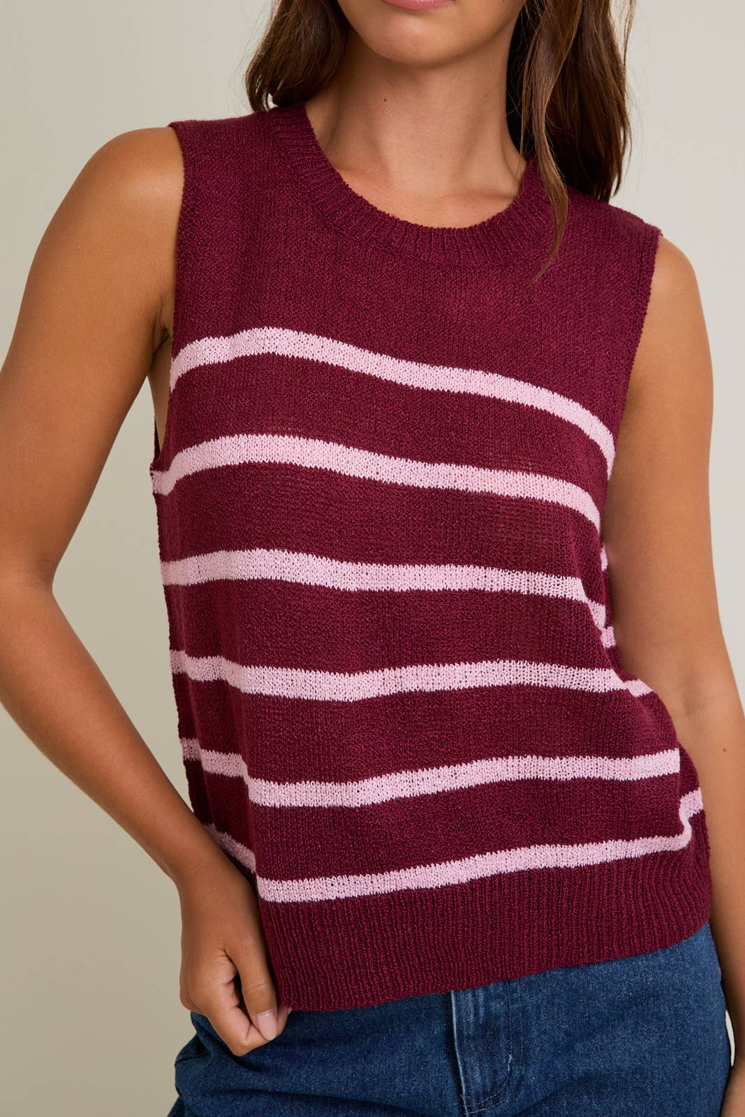LE LIS Round Neck Sleeveless Sweater Top