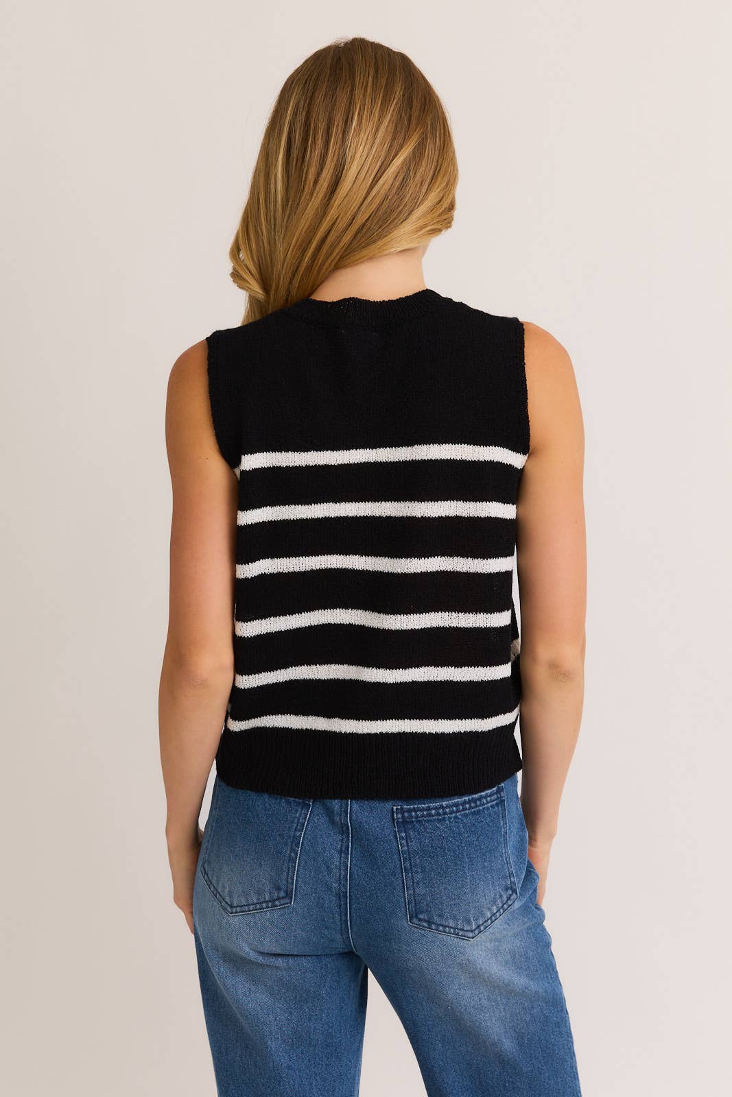 LE LIS Round Neck Sleeveless Sweater Top
