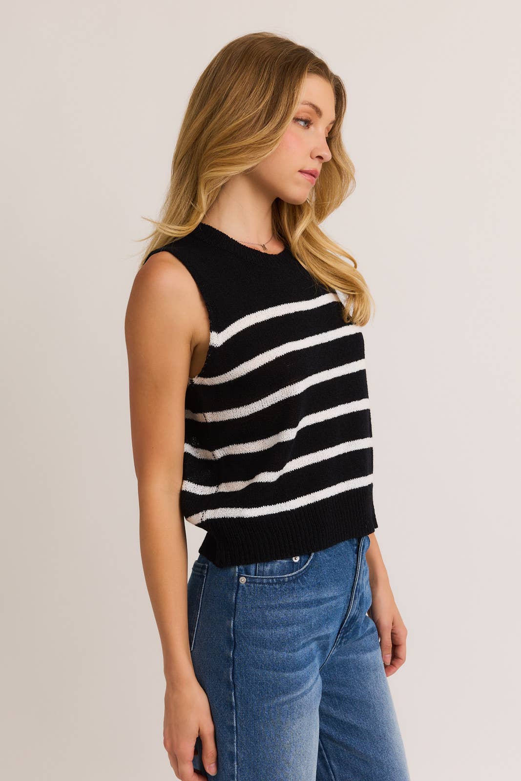 LE LIS Round Neck Sleeveless Sweater Top