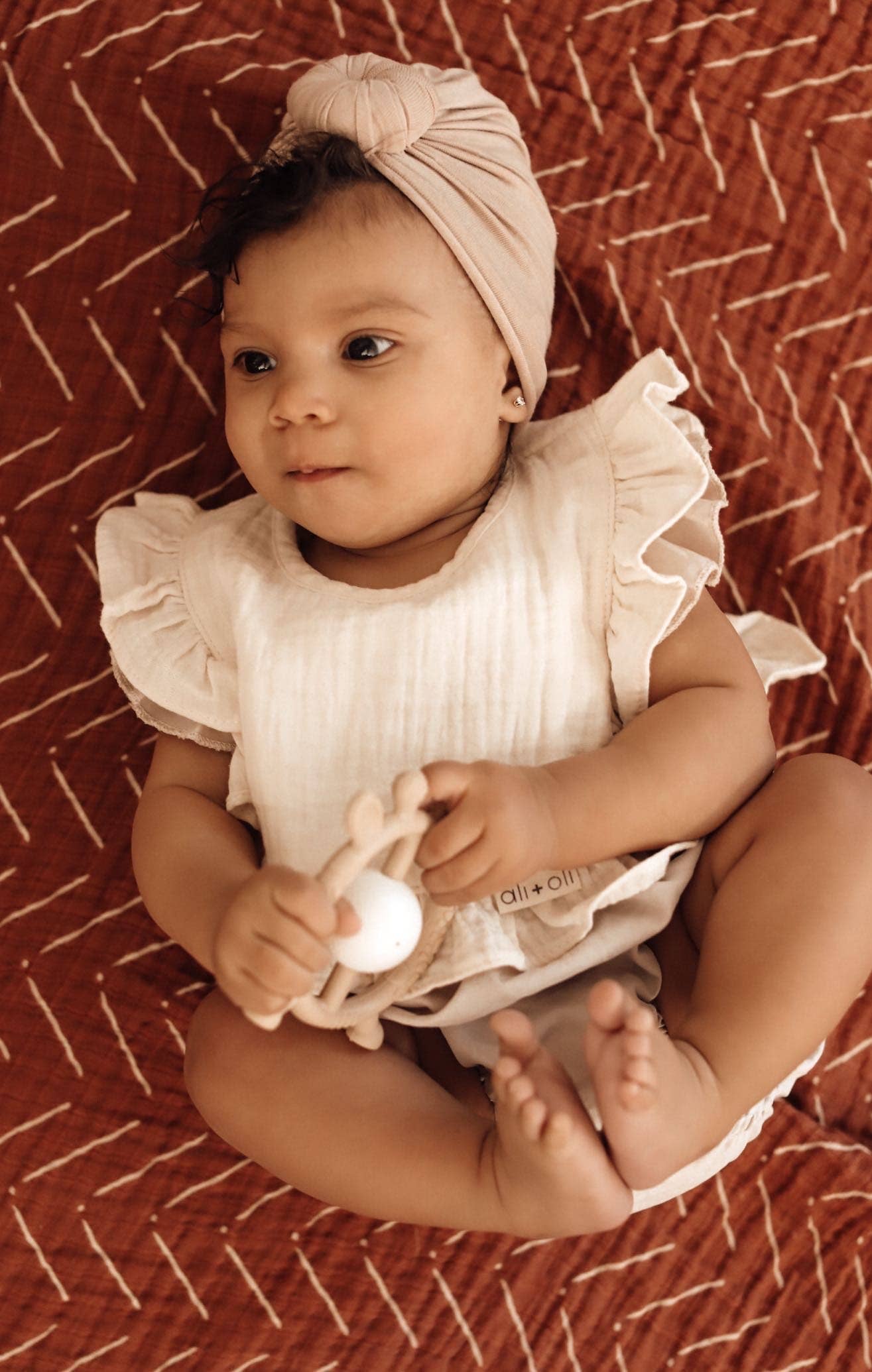 ali+oli | Muslin Cotton Ruffle Baby Bib – Ivory