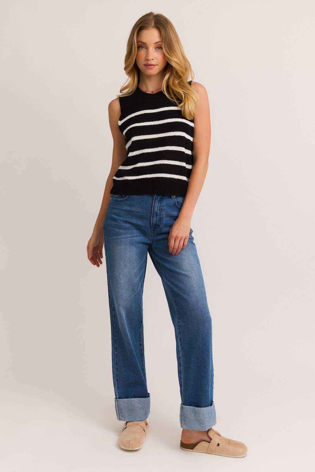 LE LIS Round Neck Sleeveless Sweater Top
