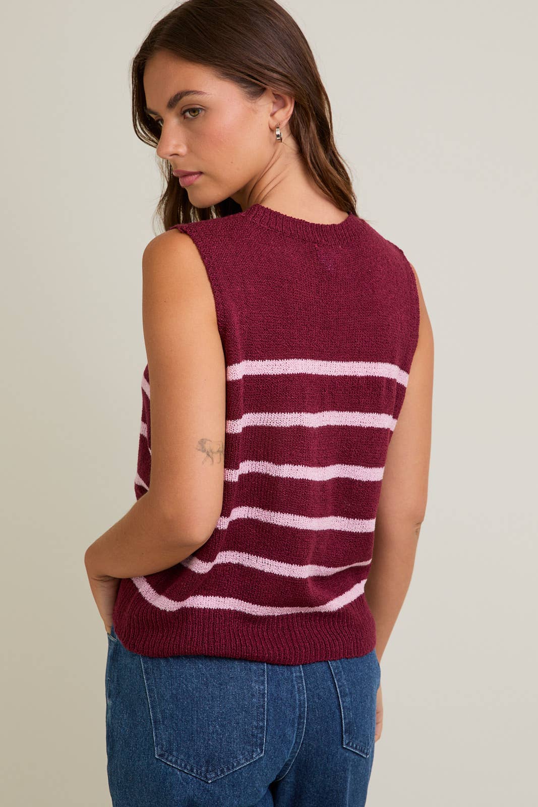 LE LIS Round Neck Sleeveless Sweater Top